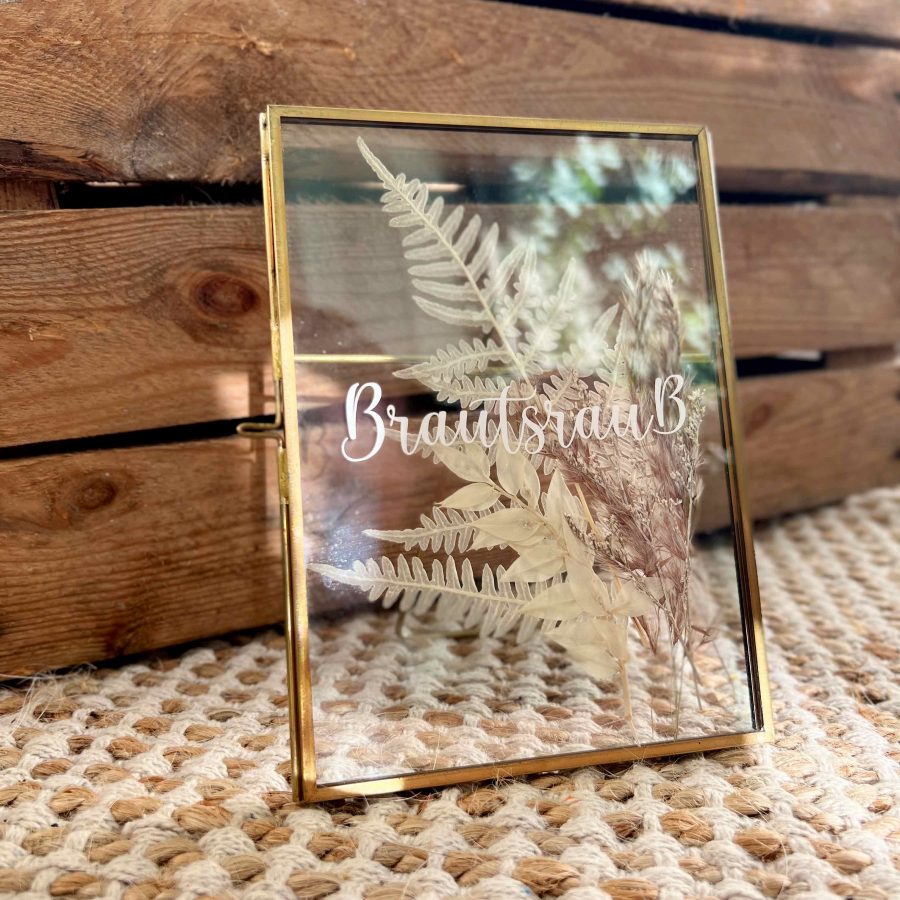 Glasbilderrahmen mit goldenen Rahmen für Brautstrauß