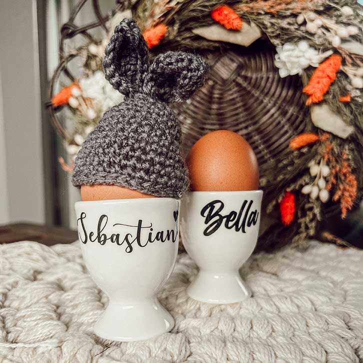 personalisierter Eierbecher Sebastian und Bella mit Eierwärmer